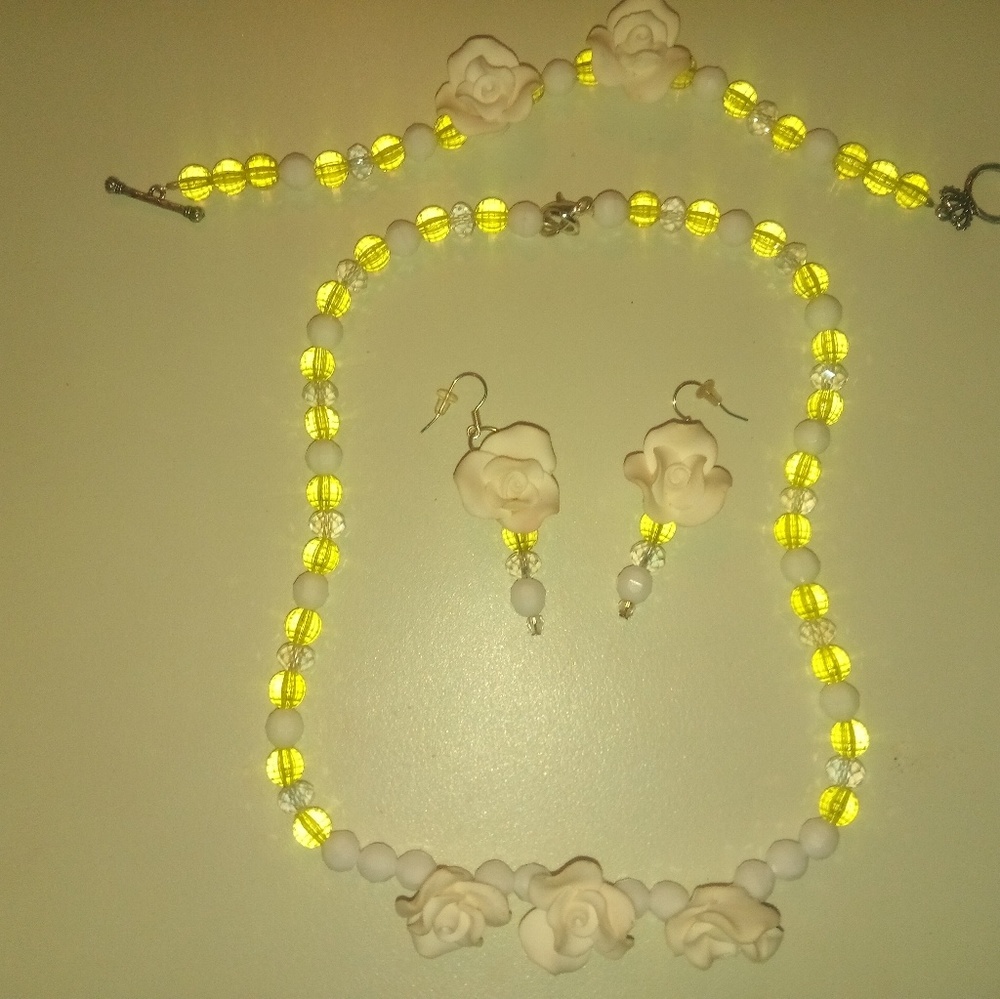 3pc Jewelry set incl Necklace, bracelet & earrings